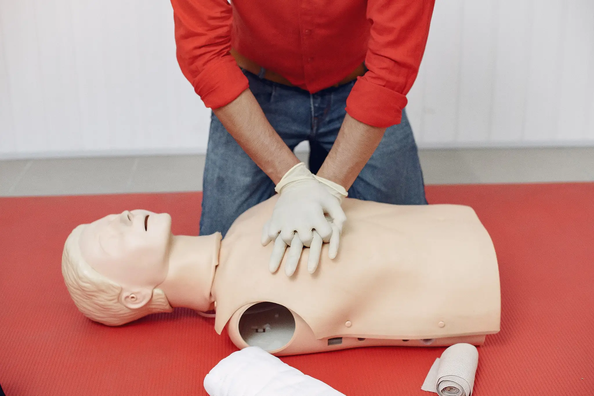 EHBO cursus volgen bij Kennis&Veiligheid EHBO training met reanimatie en praktijkoefeningen